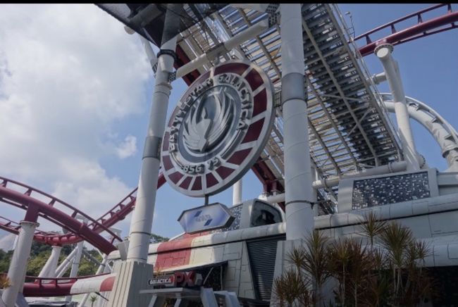 先ほどのサイファイシティに戻って、絶叫系乗ります。バトルギャラクティカヒューマン&amp;サイクロンです。<br /><br />ヒューマンとサイクロン、どちらも楽しかったですが刺激が欲しい人はやっぱりサイクロンです。