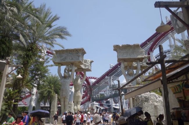 【古代エジプトのゾーン】ここも日本にはないエリアとアトラクションがあります。