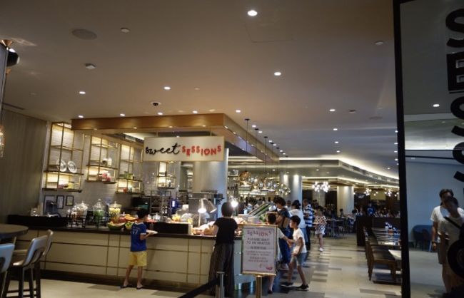 広い会場でしたが、たくさんの人で混雑していました。席の確保は、係りの人がしてくれます。