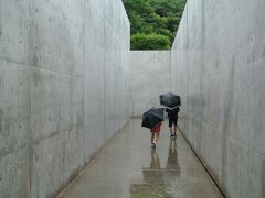 地中美術館で2時間以上過ごした後、雨のなか李禹煥美術館へ。