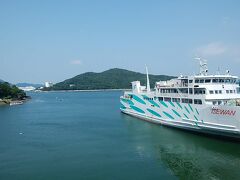 外の風景　その２
伊勢湾フェリーのずっと向こうの方に大型客船が泊まっていました