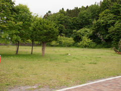 公園とは言っても、広～い芝生の広場にブランコとベンチ、トイレだけ。ぽつぽつ生えている木は、植樹したのか自然に育ったのか…。
丘の上に平らな土地を確保するなんて大仕事なはずです。しかも敷地は整った長方形で、最初から公園として整備されたようには見えません。
ここ、以前は大きな建物が建っていたのでは？