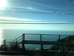 根府川駅付近です。

進行方向右手に相模湾が見えてきました。

この辺りは海に沿って走っているので、晴れているととても海が綺麗に見えます。

旅のスタートにふさわしい、素晴らしい天気ですね～
