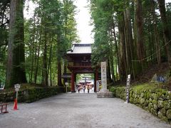 二荒山神社の入り口楼門です。