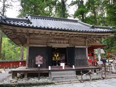 日枝神社のすぐ裏にあるのが重要文化財神輿舎。
日光東照宮の神輿舎同様３台の神輿が安置されています。