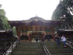 そして階段の上にあるのは夜叉門。
やっぱり赤いね～、赤いね！
ここには霊廟を守るために４体の夜叉が安置されています。