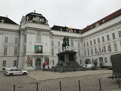 気づいたらホーフブルク宮殿にたどり着いた。写真はホーフブルク宮殿のヨーゼフプラッツ。奥の像はヨーゼフ二世騎馬像。なお彼はマリーアントワネットの兄貴です。
後方の建物の内部には国立図書館があります。