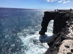 こちらは、Holei Sea Arch（ホレイ　シーアーチ）。
アーチの上に立ち、ぎりぎりのところまで行って写真撮っている強者も居ましたが私ら小心中年夫婦には無理！特に夫は高所恐怖症（爆）。

なんでも、このアーチには年々少しずつ亀裂も入ってきているそうです。
すぐに崩落なんてことは無いと思いますが、写真撮影はくれぐれも気を付けてください。

ちなみに余談ですが、私たちが住むミシガン州にも、似た？アーチ型の岩があります。五大湖の１つヒューロン湖に浮かぶマキナック島にあるArch Rockという岩。
