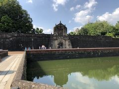 公園を奥まで進むといよいよサンチャゴ要塞のメインになってきます。
このお堀の様な先の門をくぐっていきます。