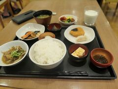 8:00　朝食を食べにレストランへ行きました。チョイスした料理です。大阪ということでたこ焼きやお好み焼きもありましたが、それは別の店で食べるのでパス。牛筋煮込みがおいしかったです。