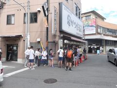 13:45　昼食を食べるために『元祖串かつ　だるま　通天閣店』に並びました。