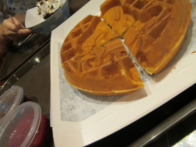 ドナルドのワッフル。<br /><br />気をきかせて切ってくれました。<br />ごめんよ、ドナルド…。<br /><br />メープルシロップもいちごジャムもとってもおいしかったです。<br />おすすめ！！