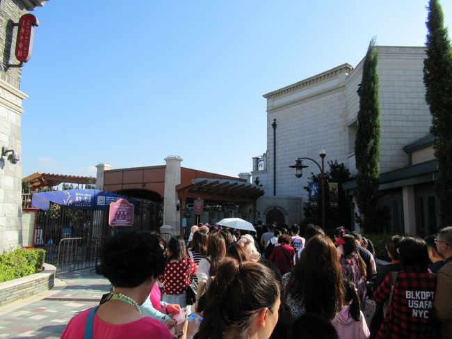 ディズニータウンの入り口前です。<br />この手前でルームキーを見せます。<br /><br />混雑していますが、一般入場口の殺伐とした感じはありません。