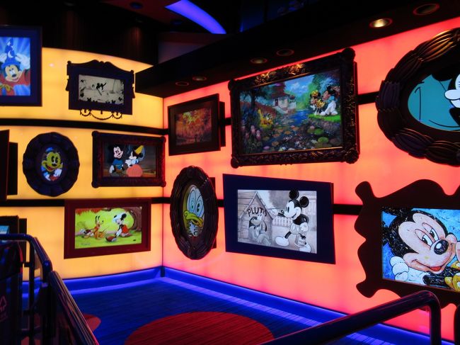 ミートミッキーへ。<br />アーケードのグリーティングが混んでいたので、アトラクションに向かおうとしたら20分待ちだったので、入る。