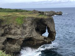 走り始めて15分ほどで、万座毛に到着。
象の鼻のような形の岩壁。