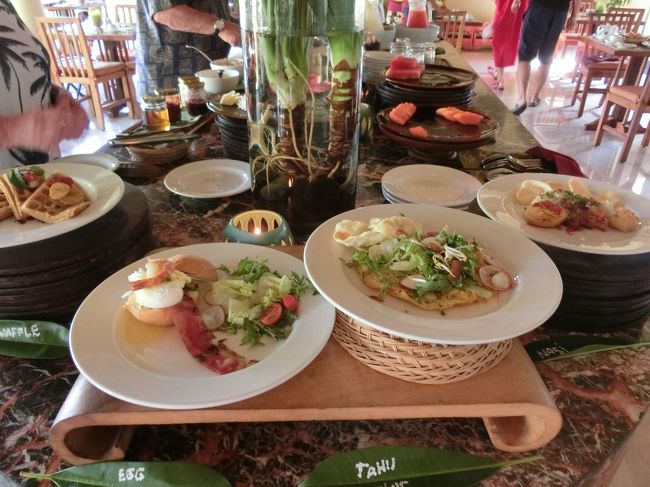 朝食会場にきました。昨日のアフタヌーンティーを頂いた場所と同じです。<br />メインはこの4つの中から選択します。（4つのメニューは毎日変わりました。）<br />