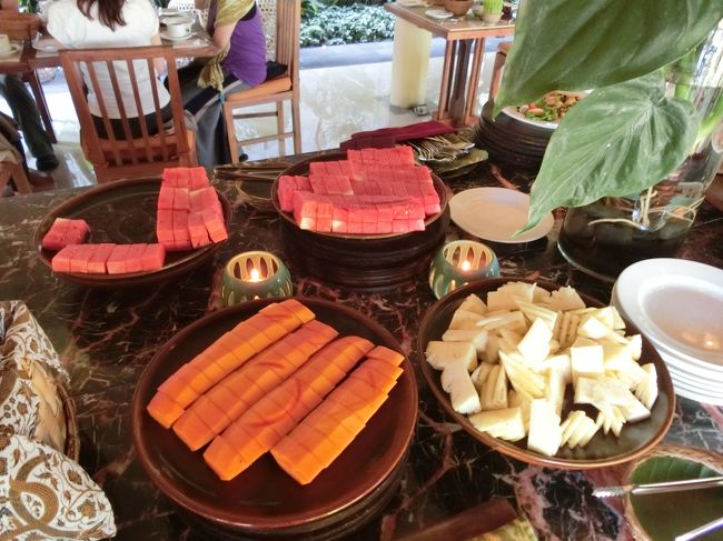 メイン以外のものはビュフェ形式でいわゆる食べ放題ｗです。<br />フルーツや・・・。