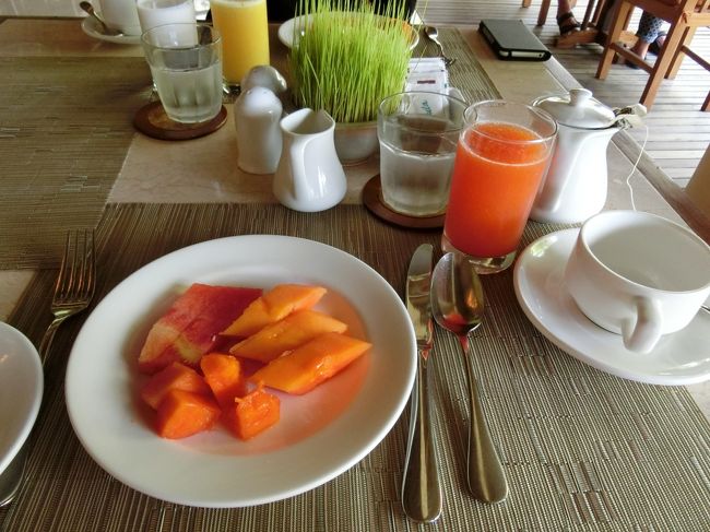 あまり食欲はなかったけれど、フルーツとジュースは食べたい！<br />コーヒーか紅茶は希望を聞かれてサーブしていだけます。<br />そして何よりうれしいのがミネラルウォーターのサービス。<br />やっぱり朝は水が飲みたいｗもちろんおかわりもいただけます。<br /><br />そして感じたのは今年のフルーツは美味しい！<br />今までは甘みが全然なかったりパサパサ感があったのだけど、今年は旅行通してフルーツが美味しく感じました。<br />雨が少ないせいでしょうか・・・？<br />