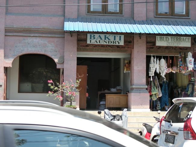 ちなみにですが、モンキーフォレスト通りをさらに南下してウブドインの真向かいにもこちらのランドリーがあるようです。<br /><br />ママ茶調べではモンキーフォレスト通りに面していて探しやすいランドリーはこちらの2件かな？<br />（保証の限りはありませんｍｍ）