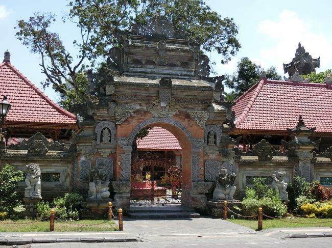 ランドリーの場所も確認してママ茶的には安心。<br />今回の旅行は分泊もあるので荷造りしやすいようにと極力荷物を減らしたので洋服をこまめにランドリーに出さないと明日着る服が・・・ということになりかねないので心配の種だったんです。<br />ホッと一安心ヽ(=´▽`=)ﾉ<br /><br />ということで王宮方面へ北上してきました！<br />ラヤウブド通りにでました。<br />Ubud Palaceですよね？