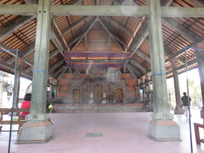 カーチャーターや日帰りツアーで着た方々の待ち合わせ場所に使われる所かな。<br />脇に各旅行会社のガイドさんが座っておしゃべりしてました。