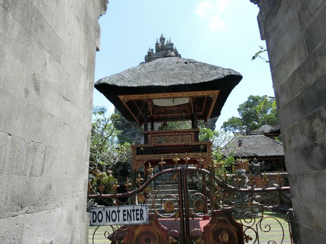 何の建物か分からないけれど多分鉄板コースを歩いてる思います！