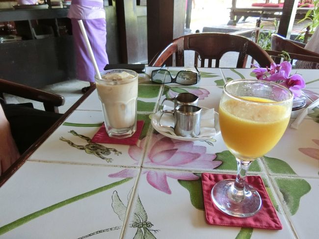 黒パパ、アイスコーヒー。<br />ママ茶、マンゴージュースでホッと一息のつもりが、<br />黒パパ「ランドリー探しでほとほと疲れた。回復するまで休憩。」とどっかり根を下ろしてしまいました。