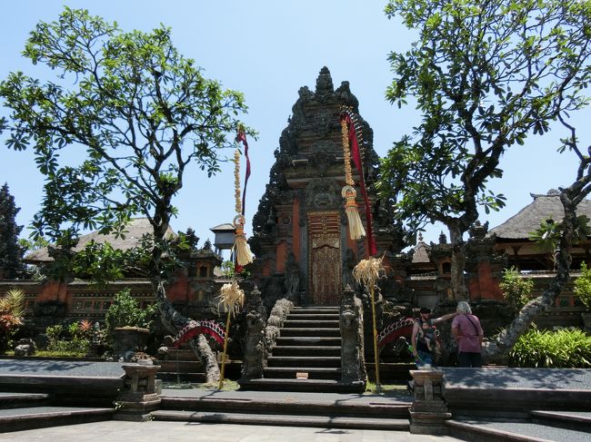 風になびいていて情緒がありました。<br />かなり日差しは強かったです。<br /><br />ここで今夜ロータスポンドで開催されるバリ舞踊のチケットを購入しました。<br />1枚80.000ルピアでした。（二人で160.000ルピア）<br />バリ舞踊を見るのは念願の夢だったので楽しみです♪