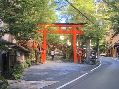 9:49

ほどなく貴船神社本社の鳥居

「二の鳥居」が見えてきました。

あとひと月もすれば

紅く染まることでしょう。