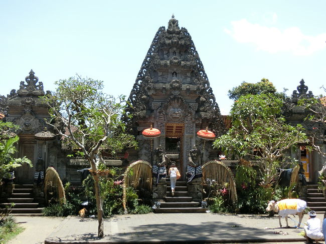 王宮見学の後は、いよいよ本日のメイン？と言ってもいい「イブオカ３」へ向かいます。<br />向かう途中、このような建物を発見。<br />人だかりができていて皆写真を撮っていたので私も紛れて撮ってみました。<br />初ウブドの私には何の建物か分からない・・・。<br />でも歴史を感じる貫禄に感激です。