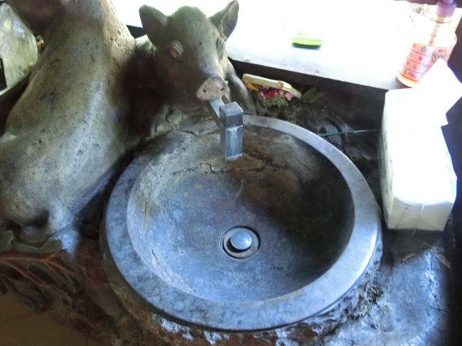 窓際の席に座りました。<br />手洗い場があるのは嬉しいですね。<br />ここにもブタさんが・・・。