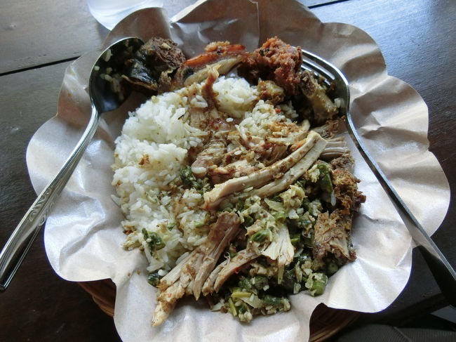 混ぜようとした途中でパチリしたので、少し見苦しくてすいません。<br />ずっと食べてみたかったバビグリン。<br /><br />でもごめんなさいm(_ _)m<br />正直な感想を言いますと、多分もう食べることはないかな・・・と。<br />お昼の12時頃到着したのですが、既に冷めきっていて、皆様がパリパリして美味しいと言っている皮らしきものは小さいのが一切れのみでパリパリというよりは鉄板のような固さ。<br />内臓というより骨ばかり。<br />天ぷら？のような揚げ物は油そのもの。<br />そして何より階下で豚を飼っていると思うのですが泣き声に留まらず断末魔のような叫び声も…。<br />風とともに豚さんの匂いがぷぅ～んとあがってきて匂いに弱い人は絶対無理だと思われます。<br />私はヘタれなのでその時点でもう無理でした。<br />ほとんど手を付けず退散。<br /><br />これは本当に申し訳なかったけど無理でした。<br />ごめんなさいm(_ _)m