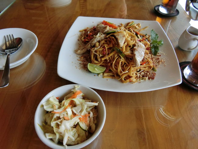 マヒマヒのヌードルと付け合わせのサラダのような漬物のようなもの。<br />ヌードルは黒パパがほとんど食べて味見程度にいただきましたが、日本人に限らず万人に受ける美味しさでした。<br />人気店というのが分かります！私もお勧めです。<br /><br />ところがこの付け合わせのサラダ？のようなものが、びっくりするほど辛かったのです。<br />確かマイルドで頼んだはずが、アイスティを一気飲みしても治まらない辛さ。<br />店員さんに「これめっちゃ辛い！」というと、<br />店員さん「Yes Dangerous!」って。<br />Dangerous？？？ってえっ？？？<br />もちろん食べるのをやめましたが口の中がヒーヒーしてる。