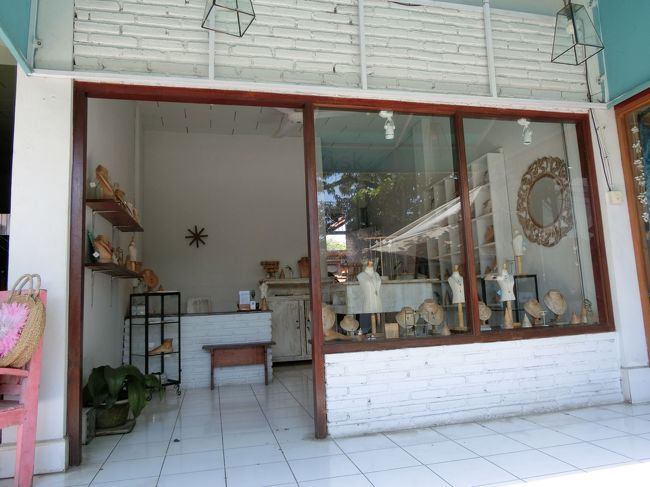 食後、訪れたのはAsterisk。<br />バリは一軒一軒がほんとに小さい店舗なので気を付けてあるかないと見落としますね。<br />