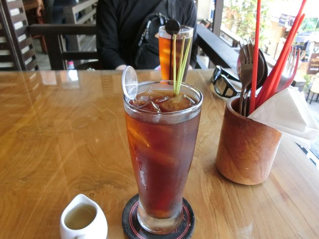 ふたりともアイスティを。<br />私はレモングラスを追加しました。<br />