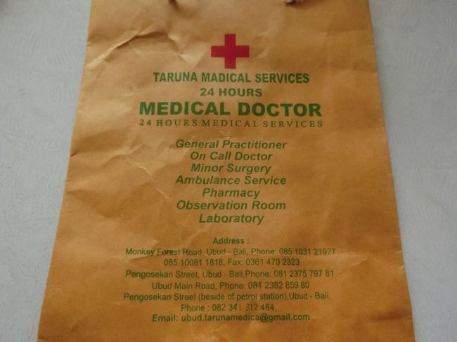 こちらの病院のお医者さんと看護婦さんが二人でホテルへ来てくださいました。<br />実はお医者さんが来てくれる20分の間にだいぶ痛みが治まってきて・・・、呼ばなくても大丈夫だったかしら？とも思ったのですが、痛みがぶりかえすかもしれないし、まだ旅行が始まったばかりなのでしっかり見ていただくことにしました。<br />