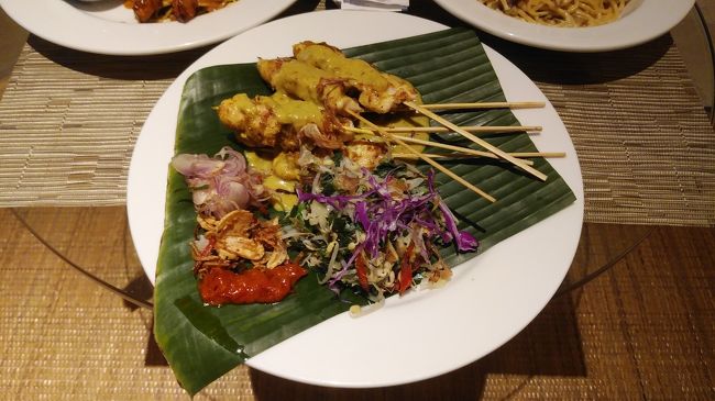 この日はもうルームサービスを頼むしかないねと黒パパと話したのですが、｢ルームサービスなんて注文できないよ～｣と駄々こねが始まり、私がカタカナで「ルームサービスプリーズ。ワン　ミーゴレン・・・」と紙に書いてオーダーしてもらいましたｗ<br /><br />ルームサービス用のメニューが部屋になくレストランメニューがあったのでそこから選んだのですが、ミーゴレンとかスパゲティーの用な物しかなく黒パパ大好きな肉物の記載がなかったのですが、サテはあるだろうと予測して、カルボナーラ、ミーゴレン、サテを注文しました。<br />