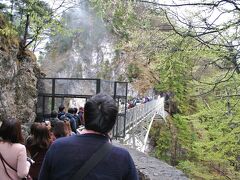 シャトルバスで、山の下から一気にのぼります。
(歩くと結構かかる)
せまい、くねくねした道なのにバスは猛スピードで進む進む(怖)
ちょっと身の危険を感じました…(TOT)

お城の全景を撮るために、マリエン橋へ。
人気スポットなので人でいっぱい。