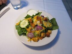 Salt Lake City空港近くのホテルに泊まりました。隣のホテルのレストランで夕食を摂りました。サラダ。