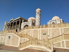 ご飯を食べてからは「ハズラティ・ビルズ・モスク」へやって来ました。以前はこの場所にゾロアスター教寺院が有ったそうですが、アラブの侵略後8世紀にモスクが建てられたそうです。モンゴル軍に破壊された後には19世紀のブララ・ハンによって再建されたそうです。

建物内の撮影は禁止です。敷地内に初代ウズベキスタン大統領イスラム・カリモフさんのお墓も有りました。サマルカンドの出身でしたね。お参りする人も多かったです。