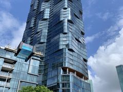 2018年5月にホールフーズ・マーケットがワード・ビレッジにできたらしい。
ワードならアラモアナから歩いていける距離だと思う。
さっきの案内所に人に行き方を聞いてみる。
道は単純、歩いて15分の距離らしい。「みんな歩いて行かれますよ(^^)/」とのことなので、歩いていくことにする。

道中にあったステキなマンション。
突き出している青いのはプール。泳いでいる人はいなかったけど、下から丸見えだ。