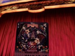 １２：２０

今回はパートナーホテルのオリエンタルホテル東京ベイに１泊するので、ボンボヤージュからスーツケースを配送しておきます（４１０円）。

そして今日も大好きなビッグバンドビート（以下BB）からスタート♪

最近お気に入りのセンターブロック５列目席をGETです！