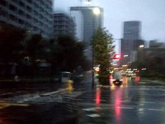 朝6:30頃に雨の東京駅八重洲口に着きました。ネットカフェで時間を潰そうとしましたが、混んでたので銀座に向かいます。