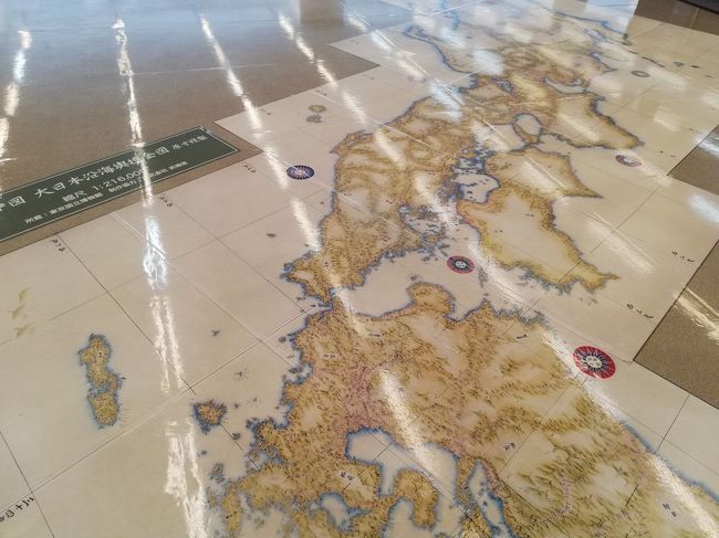 いきなり床には伊能忠敬の地図の複製が描かれていてびっくりします。