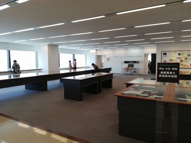 館内には貴重な地図や資料が並んでいます。