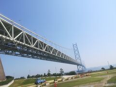 天気は快晴。明石海峡大橋を淡路島から見た写真です。壮大ですね。