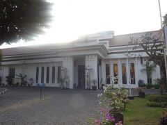 宿泊したデンパサールのインナ・バリ・ヘリテージ・ホテル（１９２７年バリ最初のホテルの老舗です。）３４０２００ルピアで約２６４８円(プールもあります。）です。観光地はそれなりの値段がすると思いますが、デンパサール等の下町はHや食事は格安です。