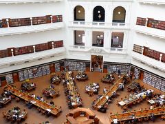 メルボルンに来て、ぜひ来てみたかったビクトリア州立図書館に来ました。
事前に調べておいた行き方で、迷うことなく上の階へ直行しました。
