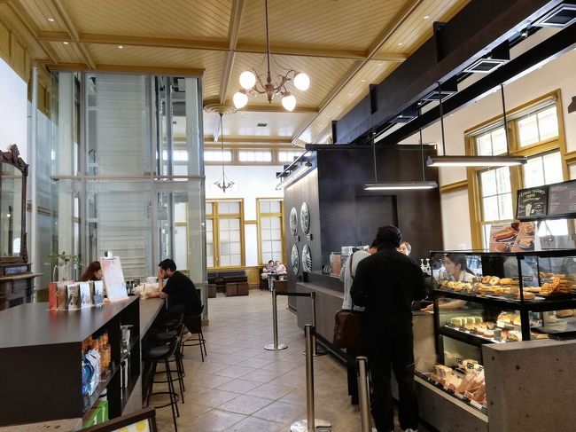 こちらは旧三等待合室部分で、スターバックスなどが入居しています。