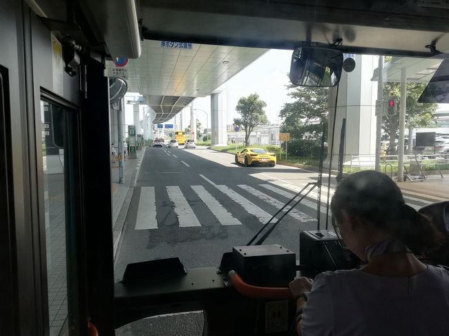 しばらく貨物エリアを走り、